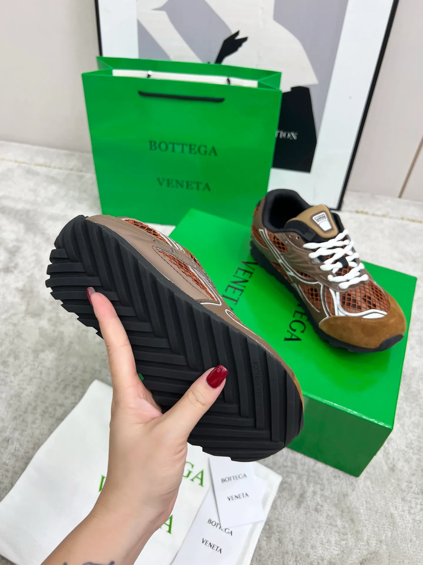 P540. Top version (couples model) Bottega Veneta Bottega Veneta 23ss autumn and winter show BV Orbit sneakers Wang Yibo's same style couples casual shoes dad shoes! Runner sneakers! Original purchase and development!  Made of original lightweight technical mesh fabric, the same as the original version! The process is complicated!  Paired with a rubber outsole designed with a geometric pattern, the high version of the Wang Zha series is actually much taller, but the legs still look slim. Very nice. Durable and playable, standard and version-matching shoe package technology, look for high-end versions. The original outsole is exclusively molded, and the color-blocked TPU outsole is used. The material and weight are the same as the original!  Size: #Female 35-41 (40 and 41 customized sizes are non-refundable) Male 39-45 (45 size customized are non-returnable and exchangeable)